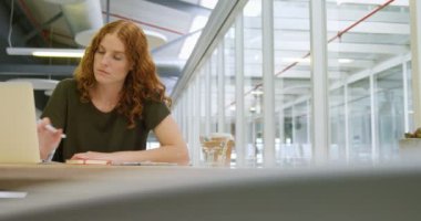 İşkadını Office 4 k masada Yapışkan Not yazma