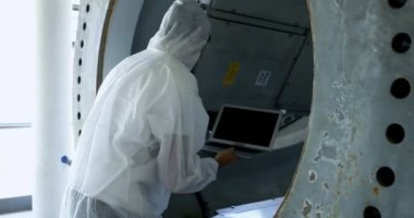 Genç bir erkek işçi dizüstü Güneş merkezde 4 k kullanma