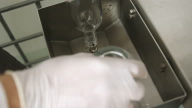 Erkek işçi şişe içki fabrikasında 4 k ile doldurma