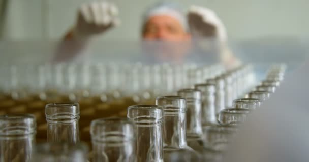 Trabajador Masculino Maduro Sosteniendo Botellas Fábrica — Vídeos de Stock