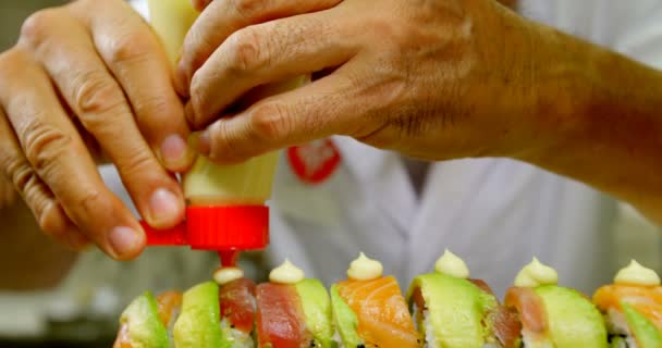 Section Médiane Sauce Garniture Chef Masculin Sur Sushi Dans Cuisine — Video