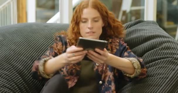 Empresária Sentada Poltrona Usando Tablet Digital Escritório — Vídeo de Stock
