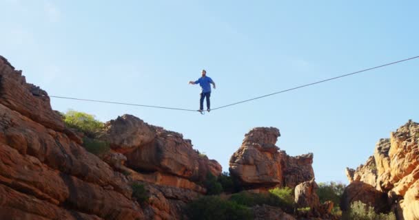 Vista Ángulo Bajo Del Hombre Que Cae Slackline Las Montañas — Vídeos de Stock