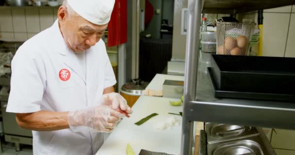 Αρσενικό Σεφ Προετοιμασία Σούσι Στην Κουζίνα Στο Εστιατόριο — Αρχείο Βίντεο