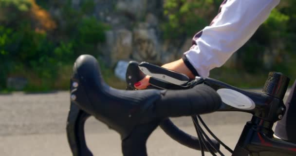 Крупним Планом Жінка Велосипедистка Готова Їзди Сільській Дорозі — стокове відео