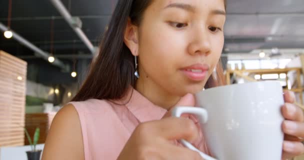 Adolescente Chica Bebiendo Café Restaurante — Vídeos de Stock