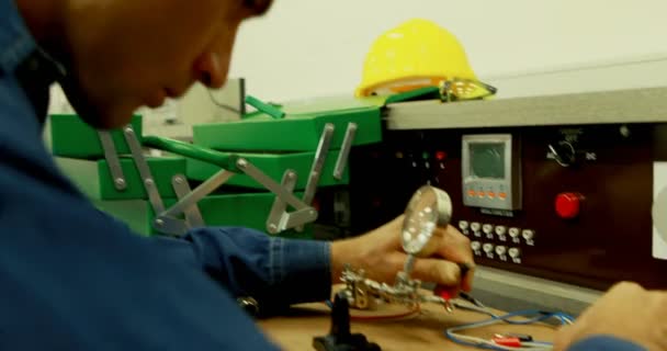 Manliga Arbetstagare Arbetar Väderkvarn Solar Station Kontor — Stockvideo