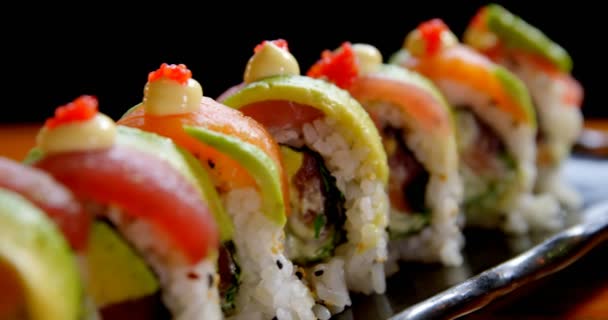 Gros Plan Des Sushis Rouleau Riz Servis Dans Plateau — Video