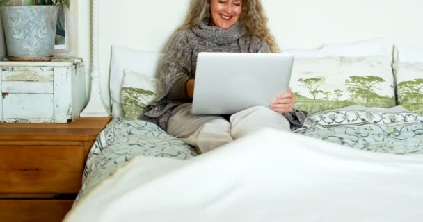 Rijpe Vrouw Met Laptop Slaapkamer Bij Huis — Stockvideo