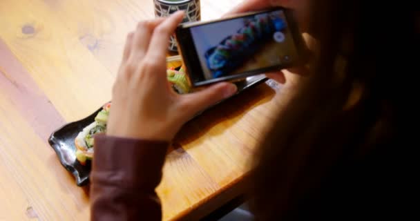 Mujer Tomando Fotos Sushi Con Teléfono Móvil Restaurante — Vídeo de stock