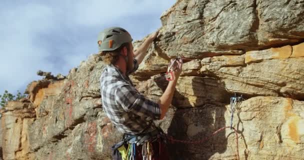 Bergbeklimmer Proberen Aan Passen Klimmen Apparatuur Heuvel — Stockvideo
