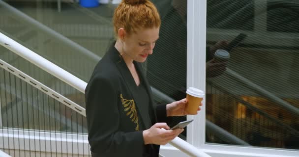 Femme Affaires Utilisant Téléphone Portable Tout Descendant Dans Bureau — Video