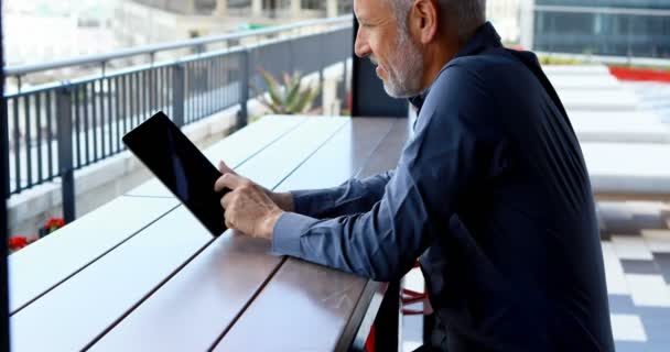 Ώριμη Επιχειρηματίας Χρησιμοποιώντας Ψηφιακό Tablet Στο Ξενοδοχείο — Αρχείο Βίντεο