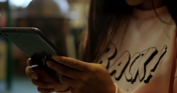 Nahaufnahme Von Teenagermädchen Mit Digitalem Tablet — Stockvideo