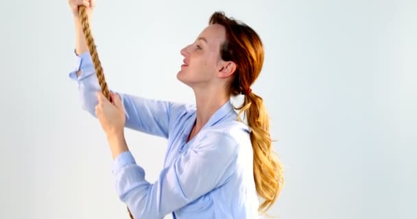 Jeune Femme Tirant Une Corde Sur Fond Blanc — Video