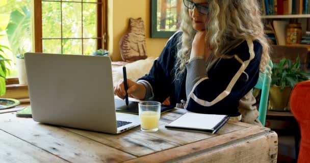 Donna Matura Con Succo Durante Utilizzo Tablet Grafica Casa — Video Stock