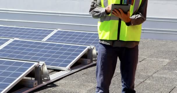 Trabalhador Masculino Usando Tablet Digital Estação Solar Dia Ensolarado — Vídeo de Stock