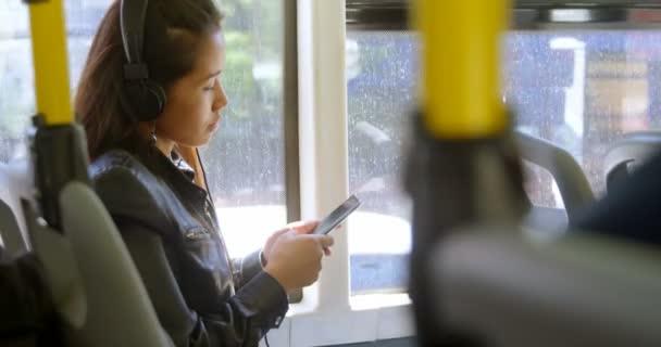 Menina Adolescente Ouvindo Música Fones Ouvido Enquanto Viaja Ônibus — Vídeo de Stock