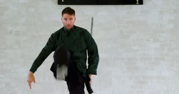 Combattant Kung Pratiquant Les Arts Martiaux Avec Épée Dans Studio — Video