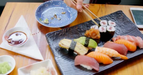 Mujer Colocando Sushi Plato Restaurante — Vídeos de Stock