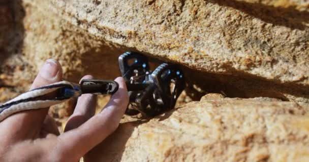 Bergsteiger Beim Versuch Die Kletterausrüstung Auf Dem Felsigen Berg Anzupassen — Stockvideo