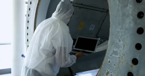 年轻男性工作者使用膝上型电脑在太阳站4K — 图库视频影像