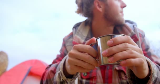 Homem Bebendo Bebida Quente Acampamento — Vídeo de Stock