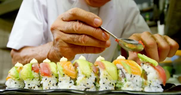 Manliga Kocken Förbereder Sushi Köket Restaurang — Stockvideo