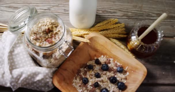 Primer Plano Cereales Para Desayuno Tarro Miel Mesa Madera — Vídeos de Stock