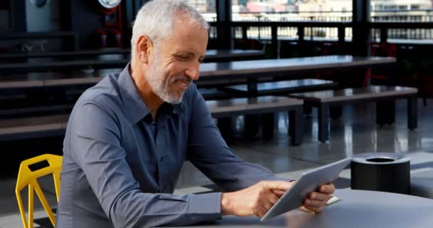 Mogen Affärsman Med Digital Tablett Hotel — Stockvideo