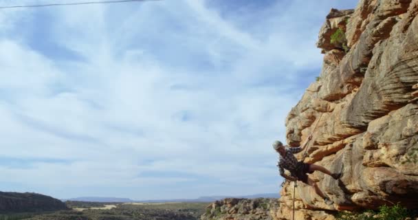 登山运动员在阳光明媚的日子里用绳子帮助绳索下山4K — 图库视频影像