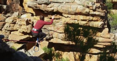 Highline atlet slackline kayalık dağ 4 k içinde yürürken