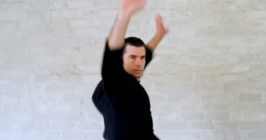 Kung fu fighter fitness Studio 4 k dövüş sanatları uygulamak
