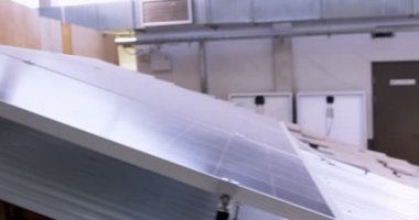 Güneş paneli üzerindeki güneş merkezde 4 k erkek işçisi