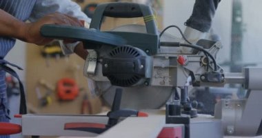 Orta bölüm marangoz kesme ahşap tahta elektrik ile atölye 4 k gördüm