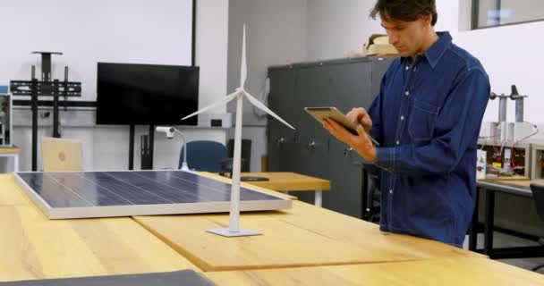 Travailleur masculin utilisant une tablette numérique dans le bureau de la station solaire 4k 