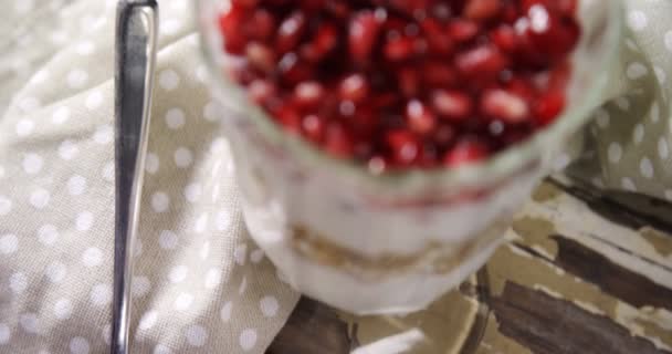 Gros plan de yaourt muesli et grenades dans un verre 4k 