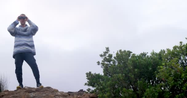 Hombre Mirando Través Los Prismáticos Cima Montaña — Vídeos de Stock