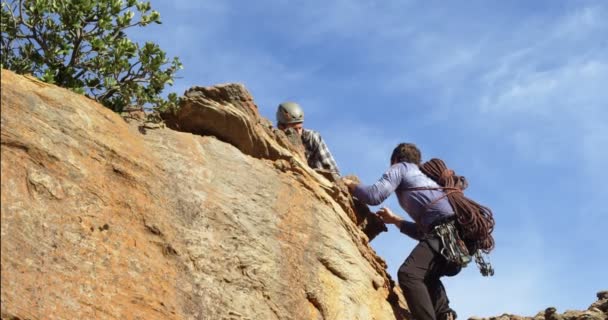 Vue Faible Angle Homme Aidant Son Ami Gravir Une Falaise — Video