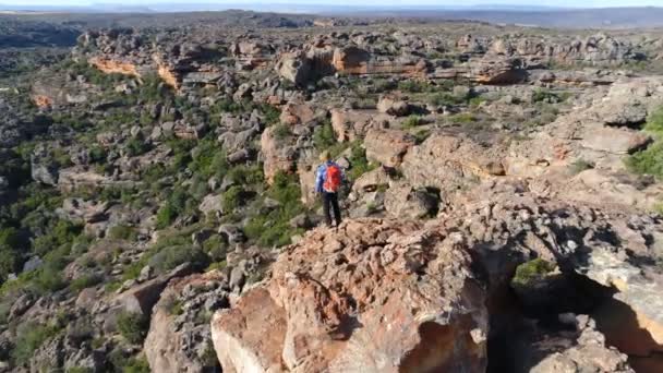 Maschio Arrampicatore Piedi Sopra Una Montagna Rocciosa Campagna — Video Stock