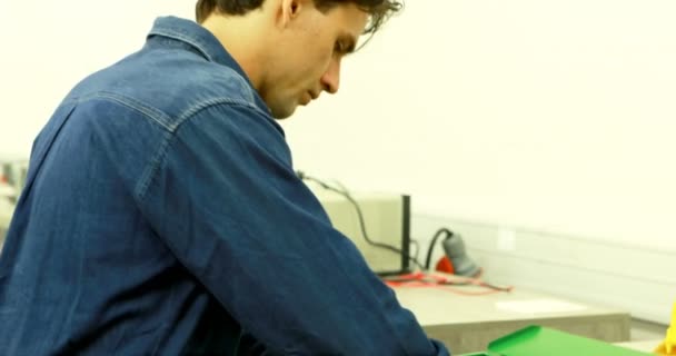 Trabajador Masculino Trabajando Escritorio Oficina Estación Solar — Vídeos de Stock