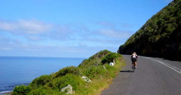 Joven Ciclista Femenina Bicicleta Carretera Costera Día Soleado — Vídeos de Stock