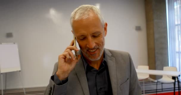 Mogen Affärsman Talar Mobiltelefon Hotel — Stockvideo