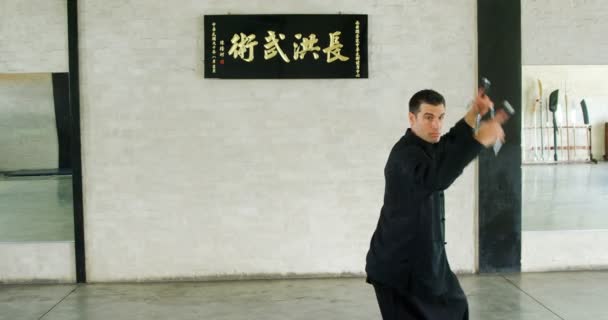 Kung Combattente Praticare Arti Marziali Con Spada Palestra — Video Stock
