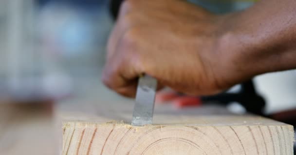 Närbild Snickare Carving Trä Med Hammare Vid Bord — Stockvideo