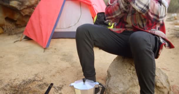 英俊的人在露营地摇晃他的手4K — 图库视频影像