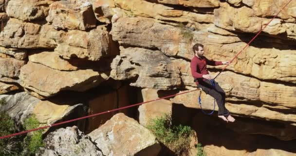 Mann Entspannt Sich Auf Festem Seil Felsigem Gebirge — Stockvideo