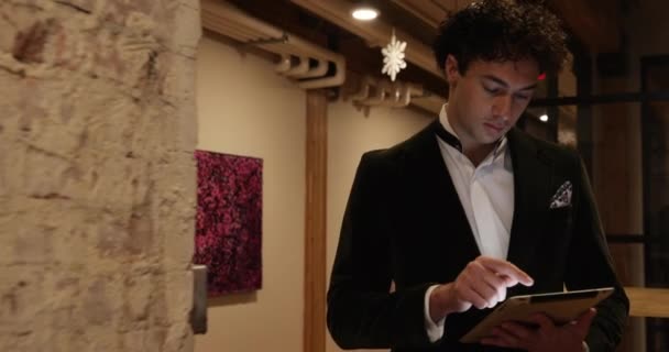 Kafkasyalı Genç Bir Işadamının Sıradan Bir Ofisin Koridorunda Tablet Bilgisayar — Stok video