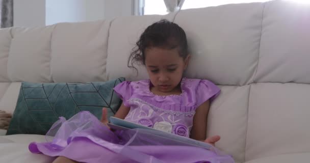 Elölnézetben Egy Vegyes Verseny Lány Kanapén Nappaliban Használja Tabletta Számítógép — Stock videók