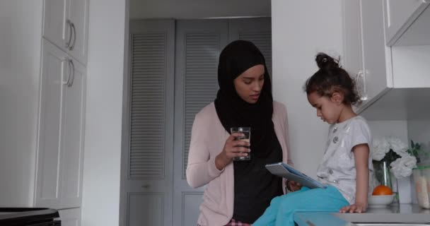 Vue Face Une Jeune Mère Métisse Portant Hijab Avec Jeune — Video